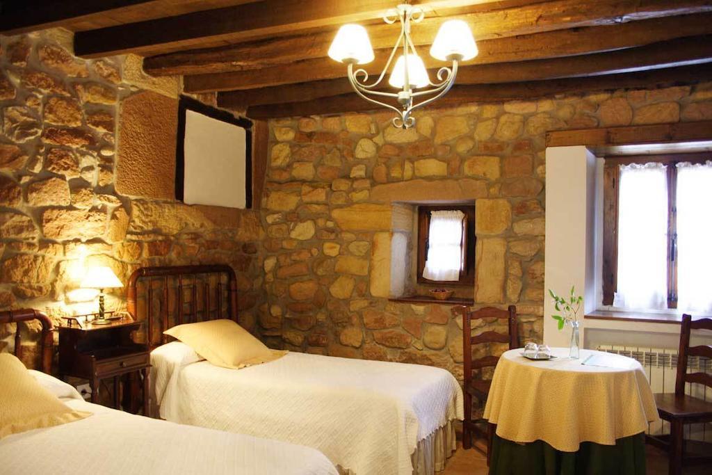 Casa Velarde Hotel Torrelavega Room photo